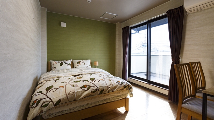 ダブルベッドで京都モダンステイ　和モダンデザインの快適空間で過ごす、2人家族向け素泊まりプラン